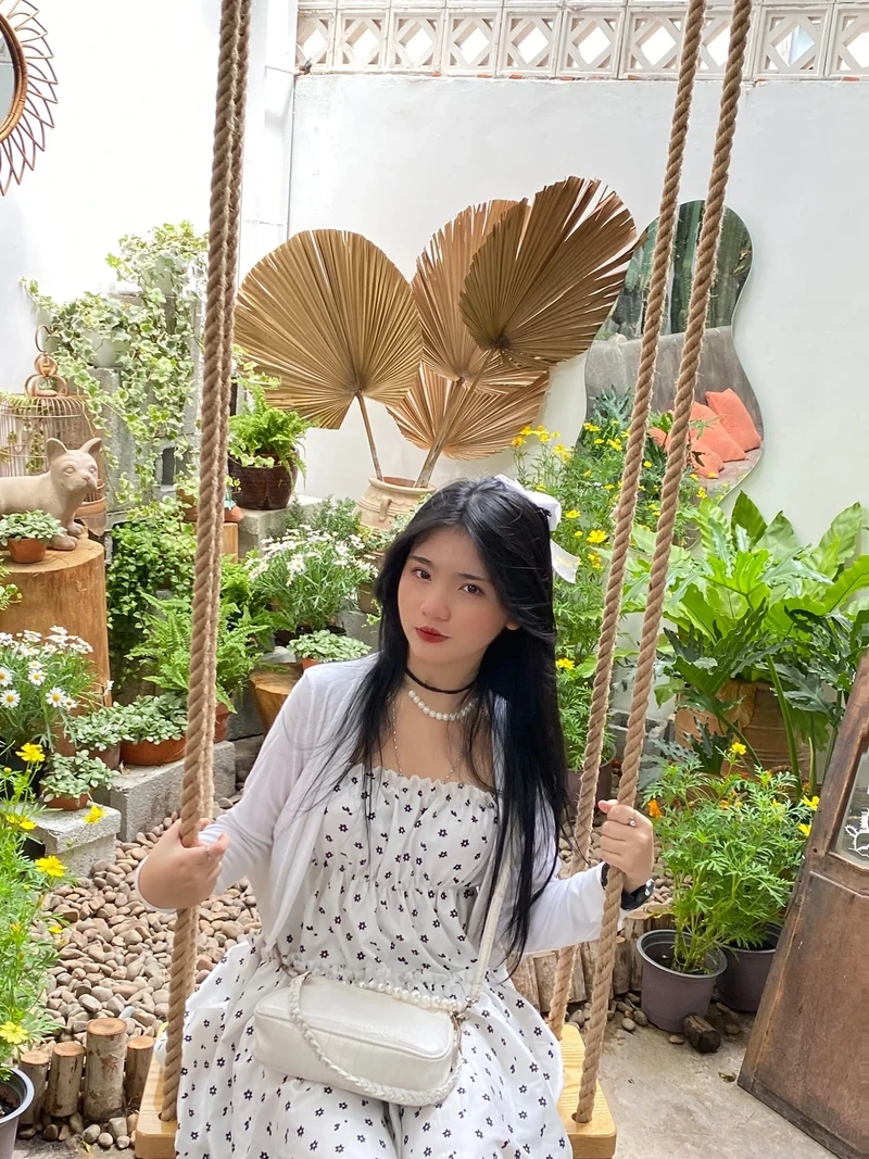 Ảnh selfie gương với điện thoại là phong cách chụp ảnh phổ biến