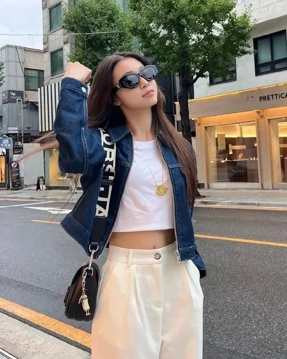 Gái xinh mặc áo dài live thu hút người xem qua nét duyên dáng